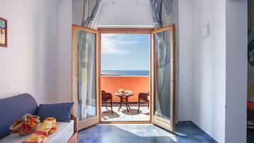 Minibar, värdeförvaringsskåp på rummet, skrivbord och barnsängar