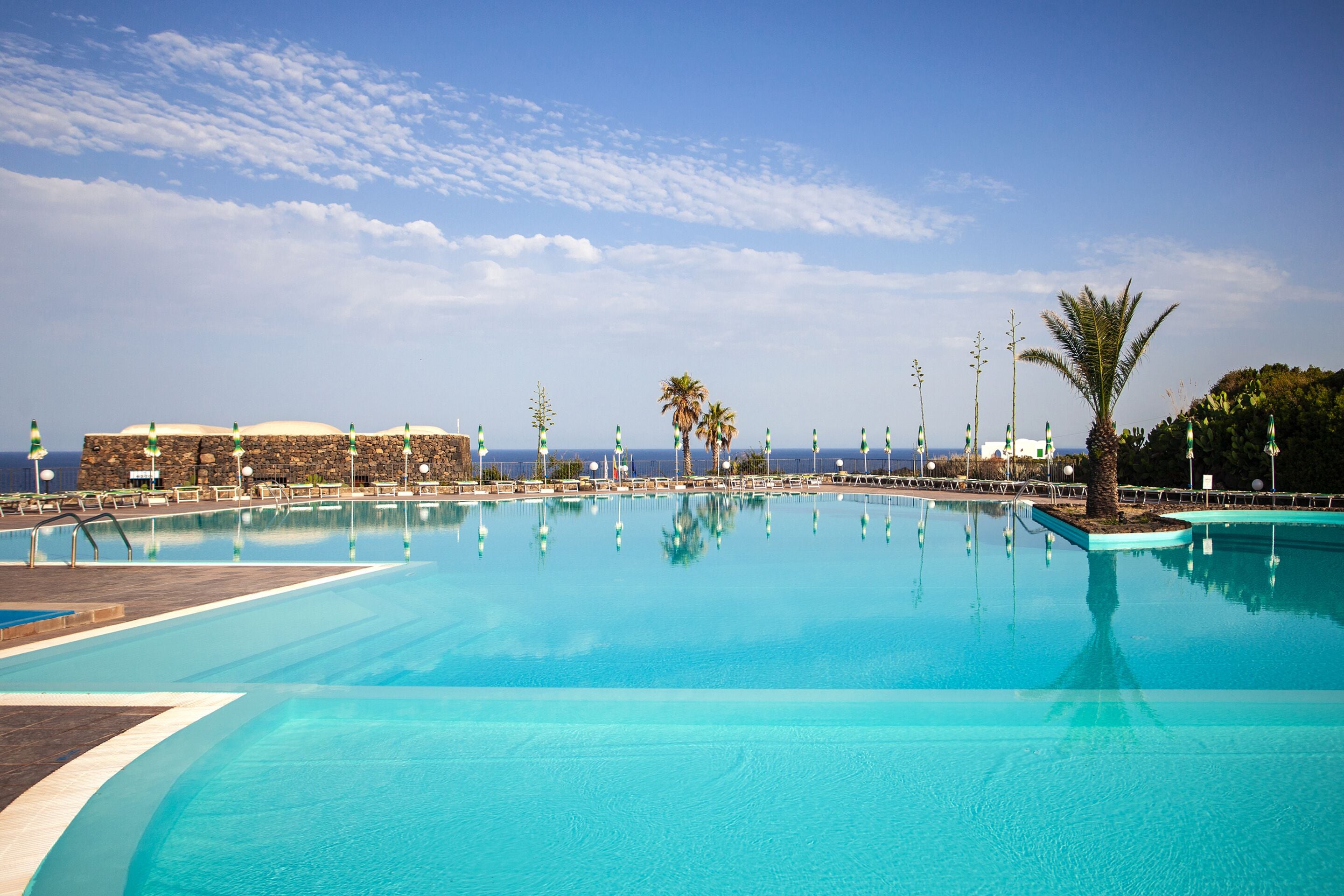 Piscina all'aperto, ombrelloni da piscina, lettini