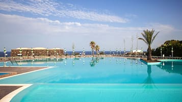 Piscina all'aperto, ombrelloni da piscina, lettini