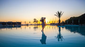 Außenpool, Sonnenschirme, Liegestühle