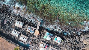 Plage privée, chaises longues, parasols, serviettes de plage