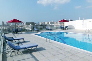 Una piscina techada, una piscina al aire libre