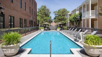 Hồ bơi ngoài trời