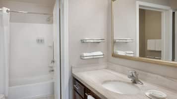 Estudio, 1 cama King size y sofá cama (Cottage Studio King Courtyard View) | Baño | Tina con regadera, secadora de cabello, toallas