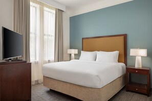 Schreibtisch, schallisolierte Zimmer, Bügeleisen/Bügelbrett