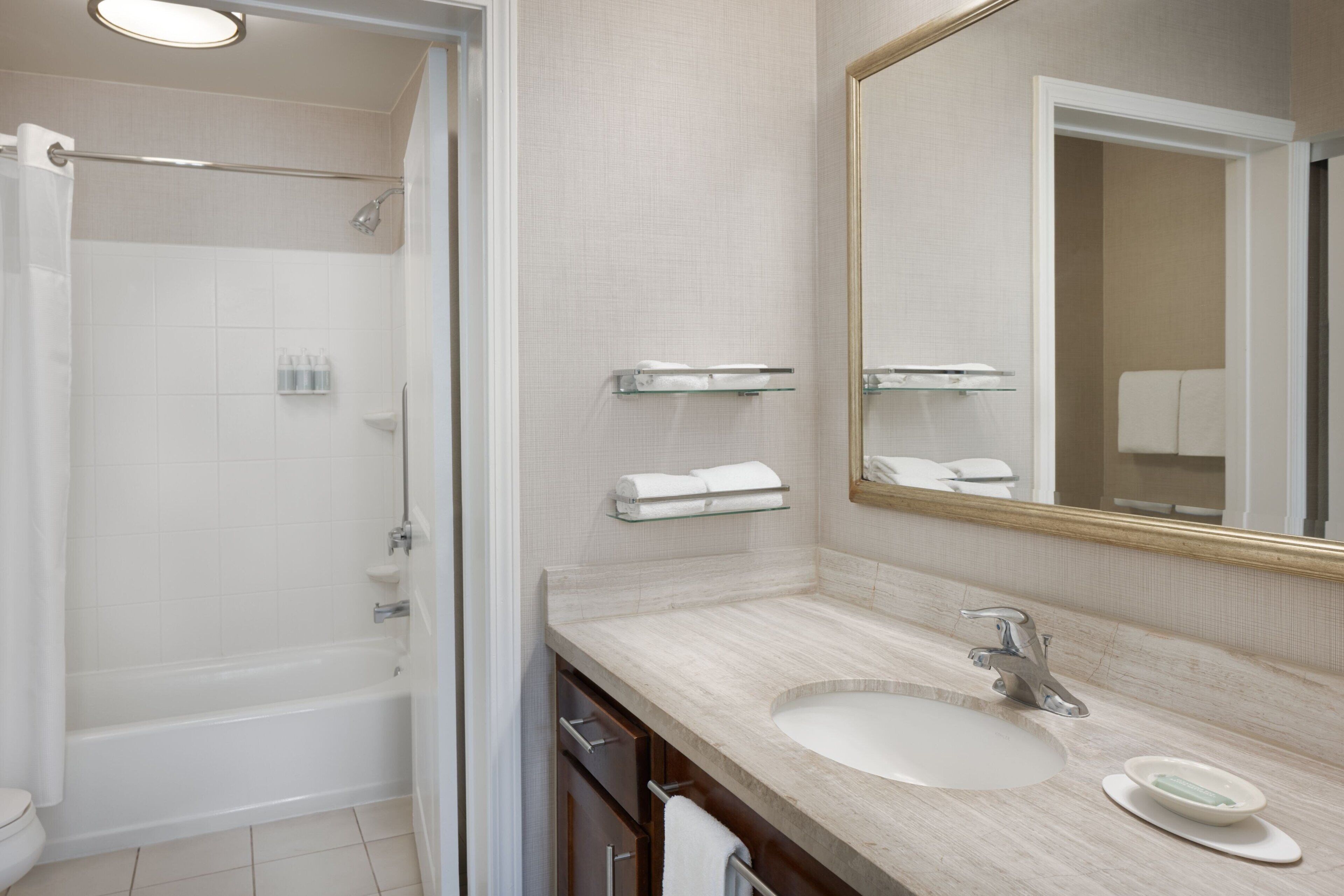 combined shower/bathtub, hair dryer, towels