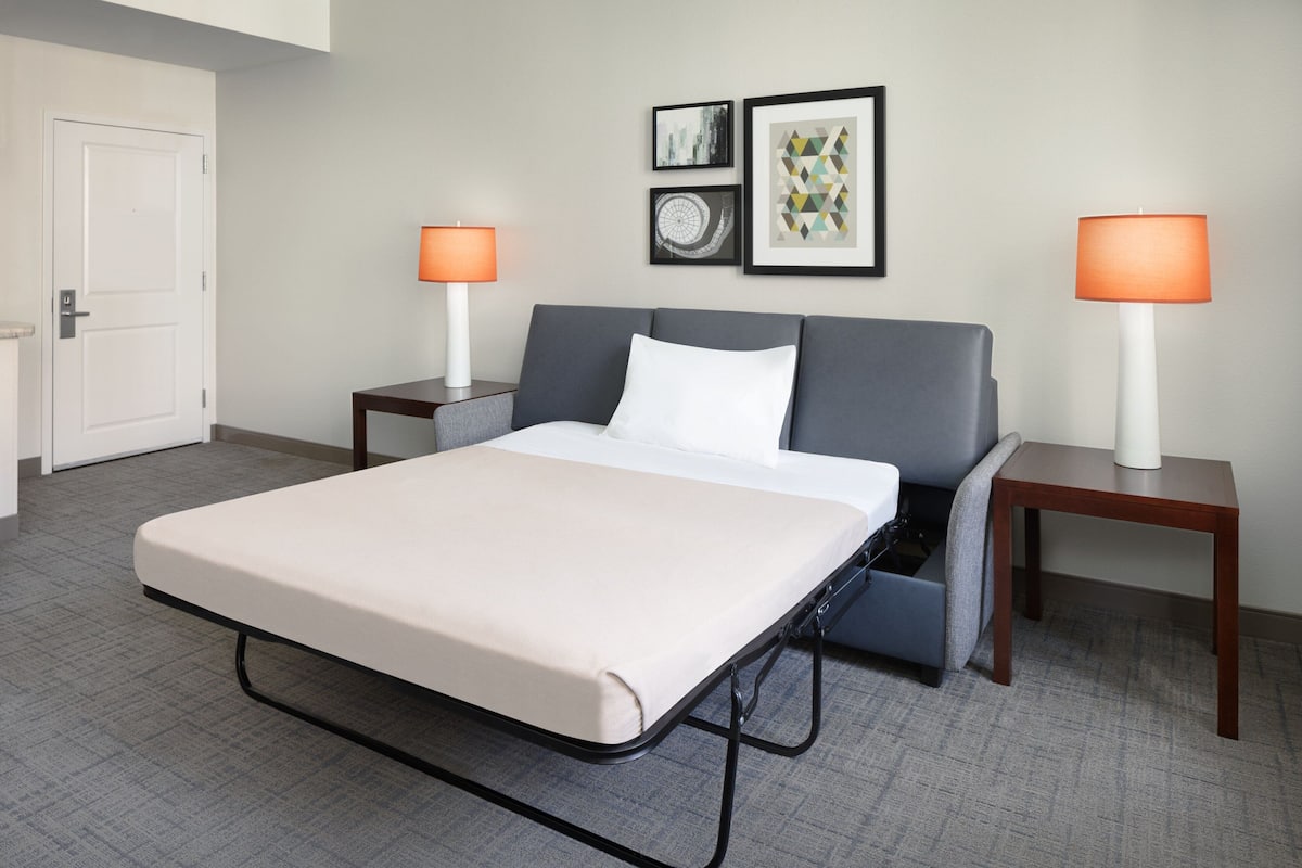 Escritorio, insonorización y tabla de planchar con plancha