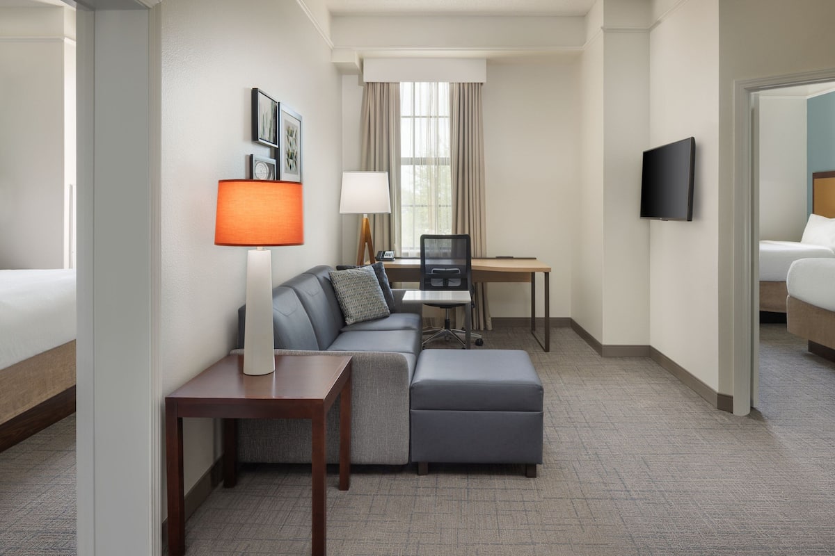 1 chambre, bureau, chambres insonorisées, fer et planche à repasser