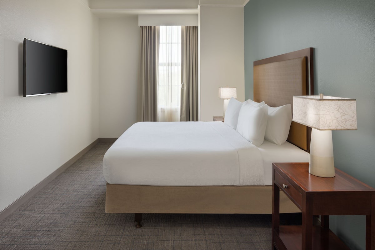 Desk, soundproofing, iron/ironing board, free cots/infant beds