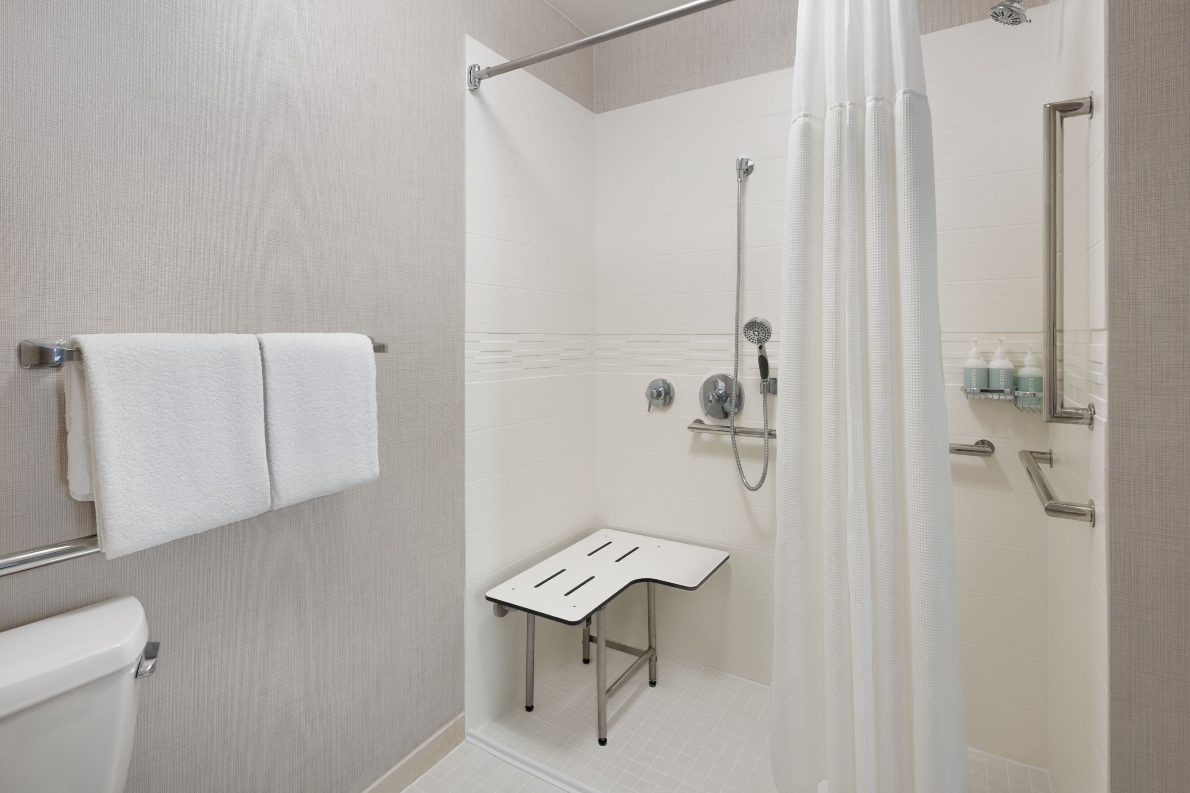 combined shower/bathtub, hair dryer, towels
