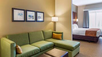 Escrivaninha, cortinas blackout, ferros/tábuas de passar roupa