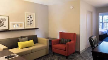 Escritorio, espacio para trabajar con laptop y cortinas blackout