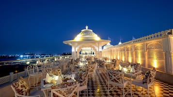 3 restaurants, dinner served, local and international cuisine