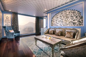 Premium bedding, memory foam beds, minibar, in-room safe - Radisson Blu Udaipur Palace Resort & Spa (Udaipur)