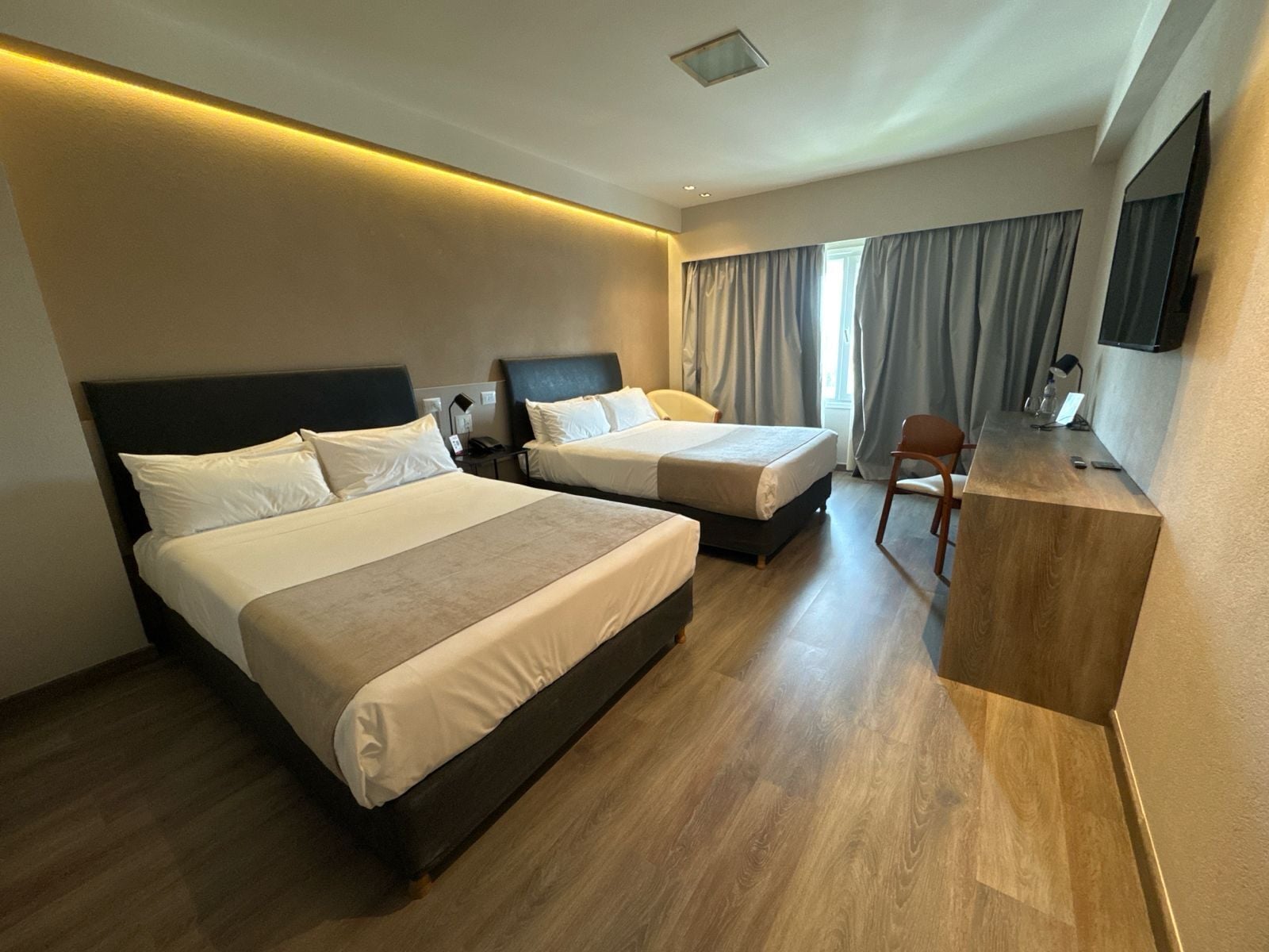 Twin Room | Minibar, in-room safe, desk, blackout curtains