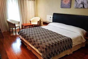 Dobbeltrom – superior | Minibar, safe på rommet, skrivebord og blendingsgardiner