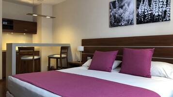 Minibar, caja de seguridad en la habitación y escritorio