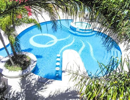 Una piscina techada, una piscina al aire libre