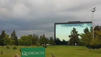 En golfbane med et skilt, der viser