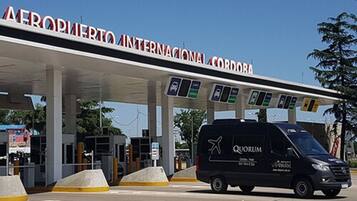 Una gasolinera con una furgoneta negra identificada con el rótulo 'QUORUM' estacionada en la bomba.