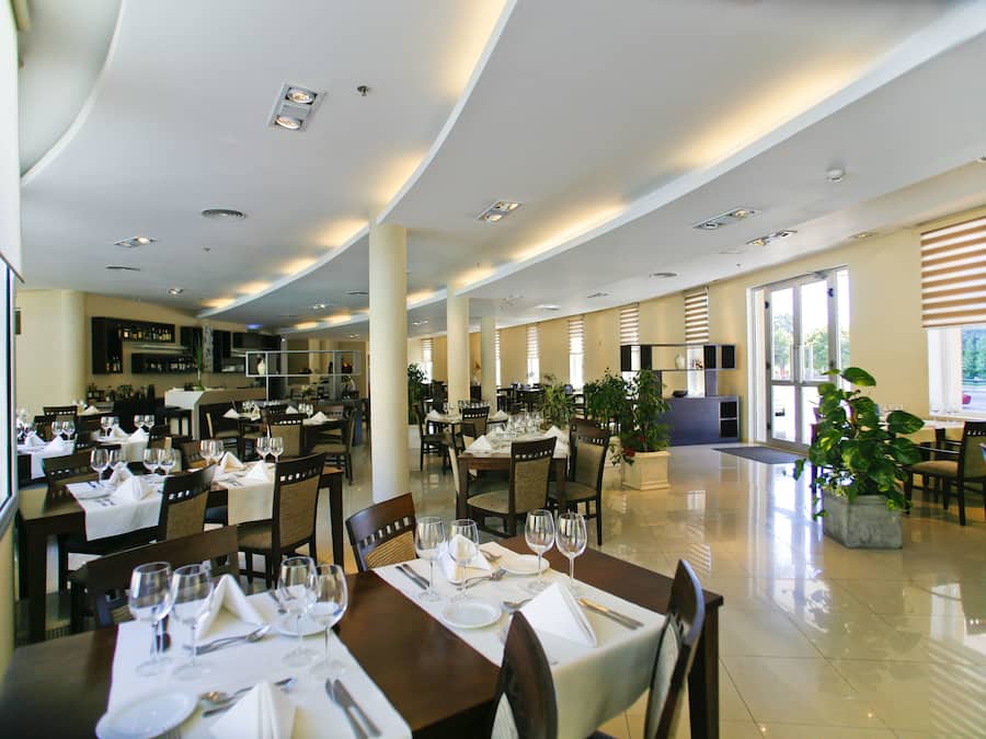 Déjeuner, dîner et souper servis sur place, vue sur la piscine