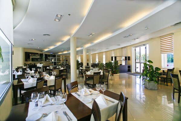 Breakfast, lunch, dinner served; Argentinean cuisine, pool views