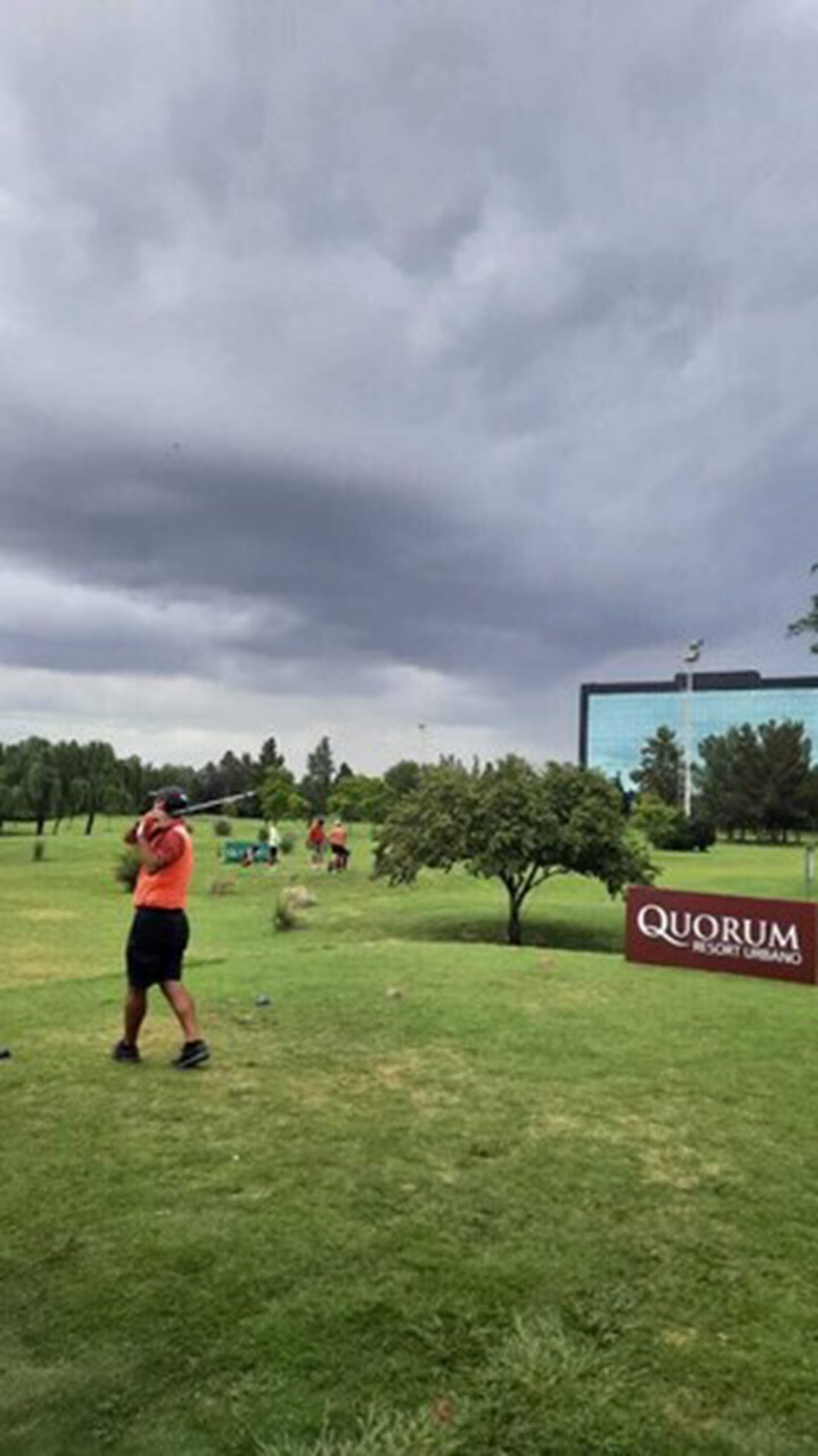 Campo de golf con un cartel de Quorum Resort.