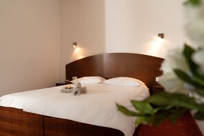 Double Room | In-room safe, desk, soundproofing, iron/ironing board - Hotel Medno (Ljubljana)