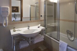 Secador de pelo, bidet, piso con calefacción en el baño, toallas
