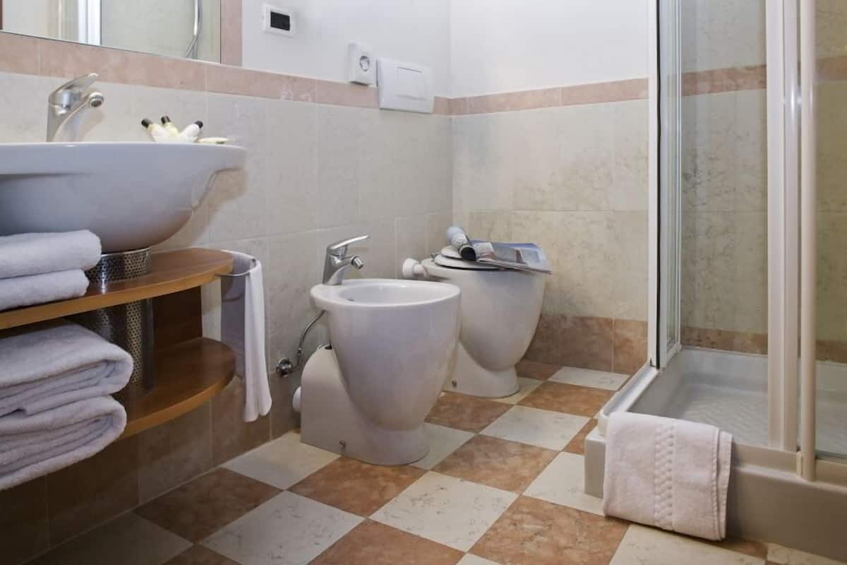 standard room | bathroom | hair dryer, bidet, heated floors, towels