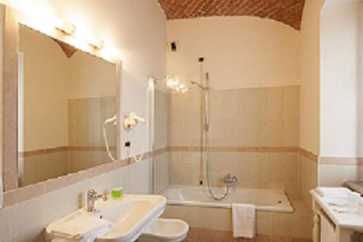 hair dryer, bidet, heated floors, towels