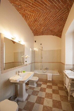 Secador de pelo, bidet, piso con calefacción en el baño, toallas