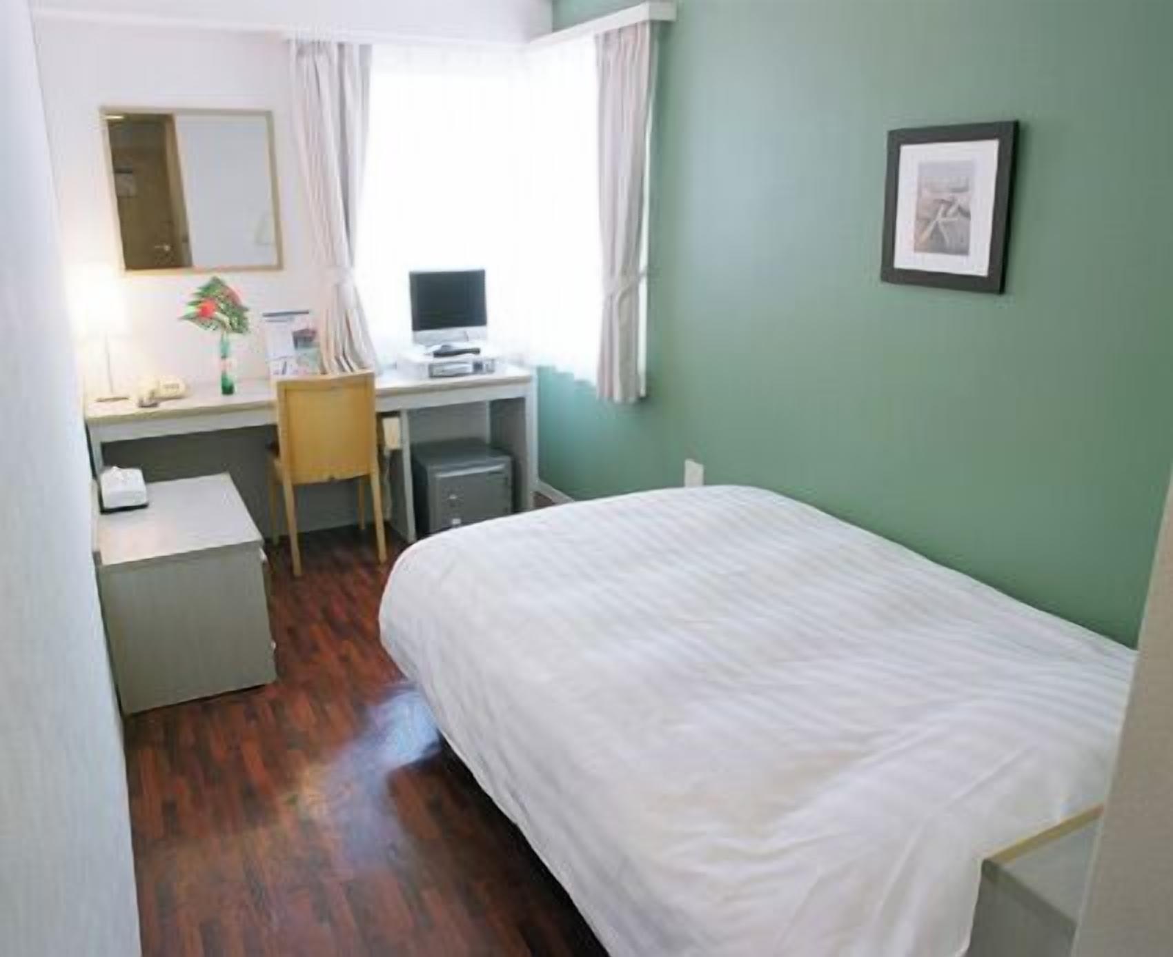 In-room safe, WiFi (free)