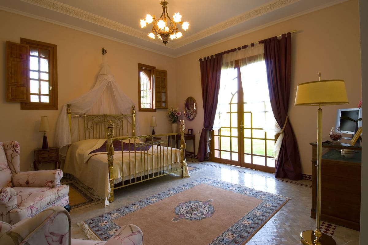 Standard Room | Premium bedding, in-room safe, individually decorated, desk