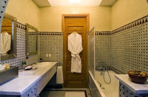 Standard Room | Bathroom | Combined shower/tub, free toiletries, hair dryer, bathrobes - Dar Kantzaro (Marrakech)