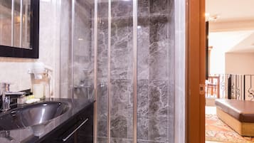 Chambre Deluxe, 1 grand lit, vue mer | Lavabo de la salle de bain