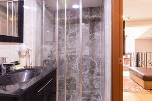Deluxe Room, 1 Queen Bed, Sea View | Bathroom sink - Sultanahmet Suites (Istanbul)