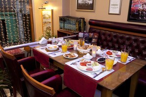 Sarapan, makan tengah hari dan makan malam dihidangkan