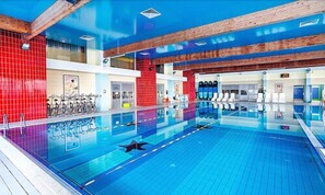 Kolam renang tertutup, kolam renang terbuka, kerusi lepak pantai 