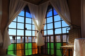 Muebles diferentes, escritorio y cortinas blackout