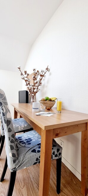 Studio 2 personnes Velux | Living area | TV