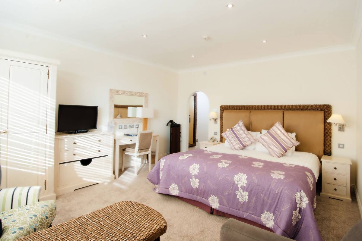 Desk, iron/ironing board (on request), WiFi (free), bed sheets