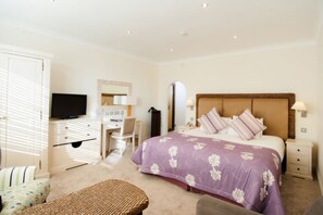 Schreibtisch, Bügeleisen/Bügelbrett, kostenloses WLAN, Bettwäsche