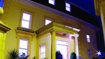 Bagian depan properti - sore/malam