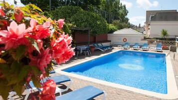 Outdoor pool, sun loungers