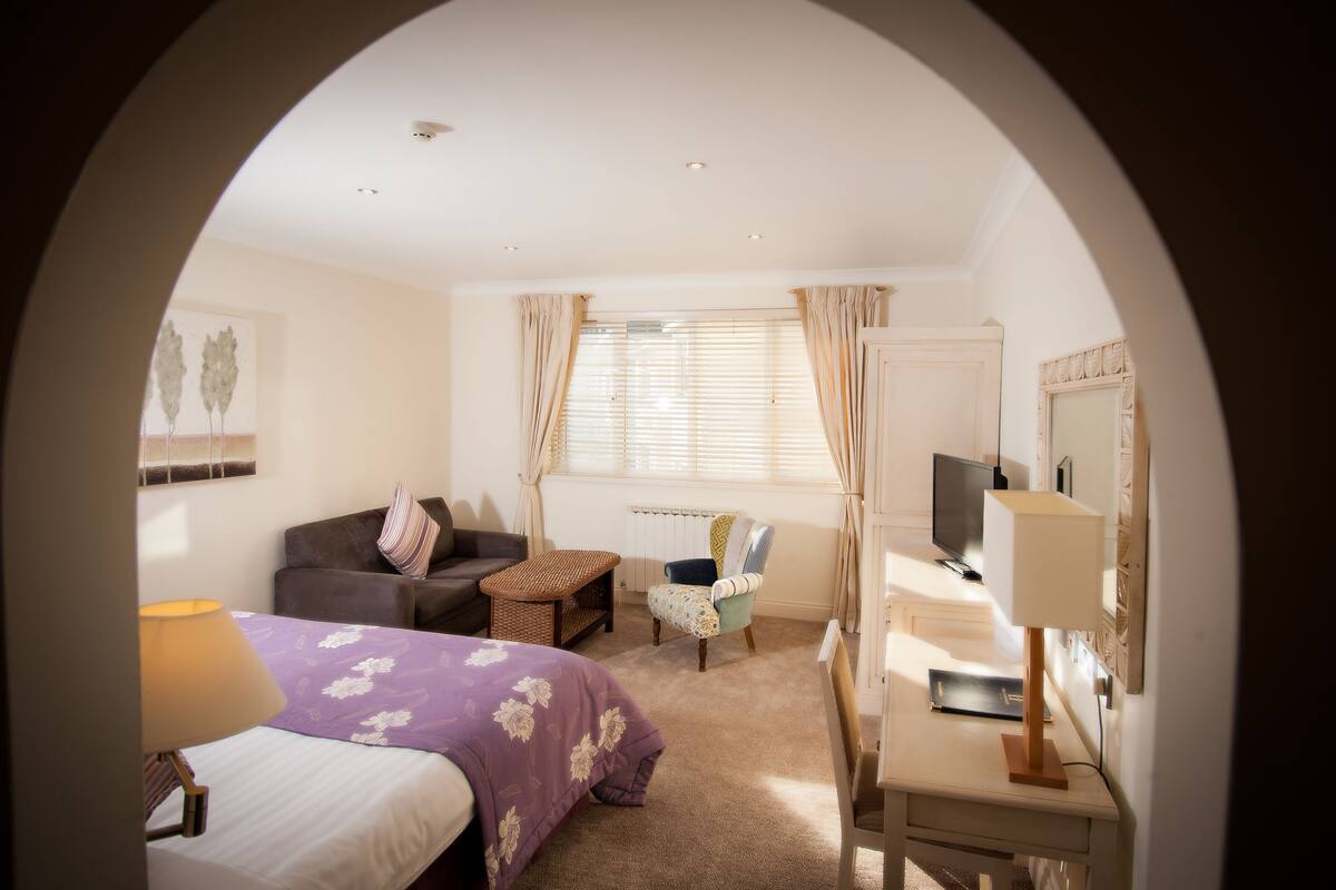 Desk, iron/ironing board (on request), WiFi (free), bed sheets