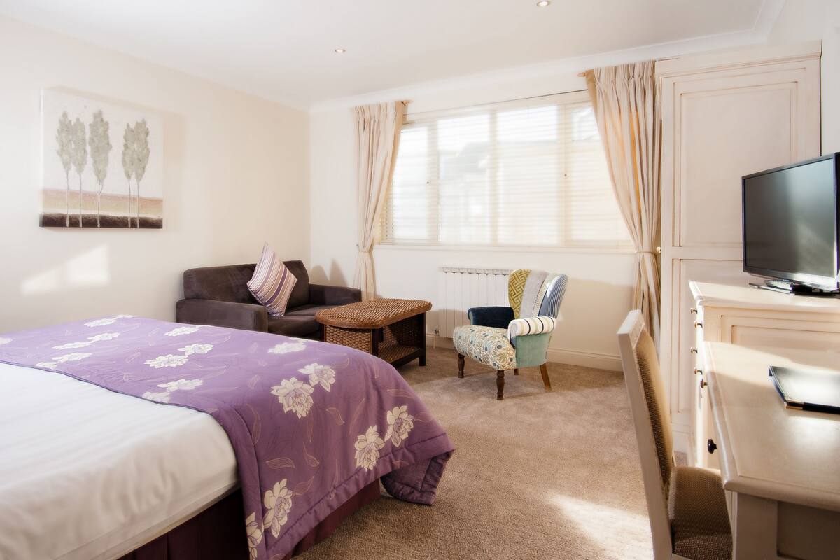 Family Room | Desk, iron/ironing board (on request), WiFi (free), bed sheets