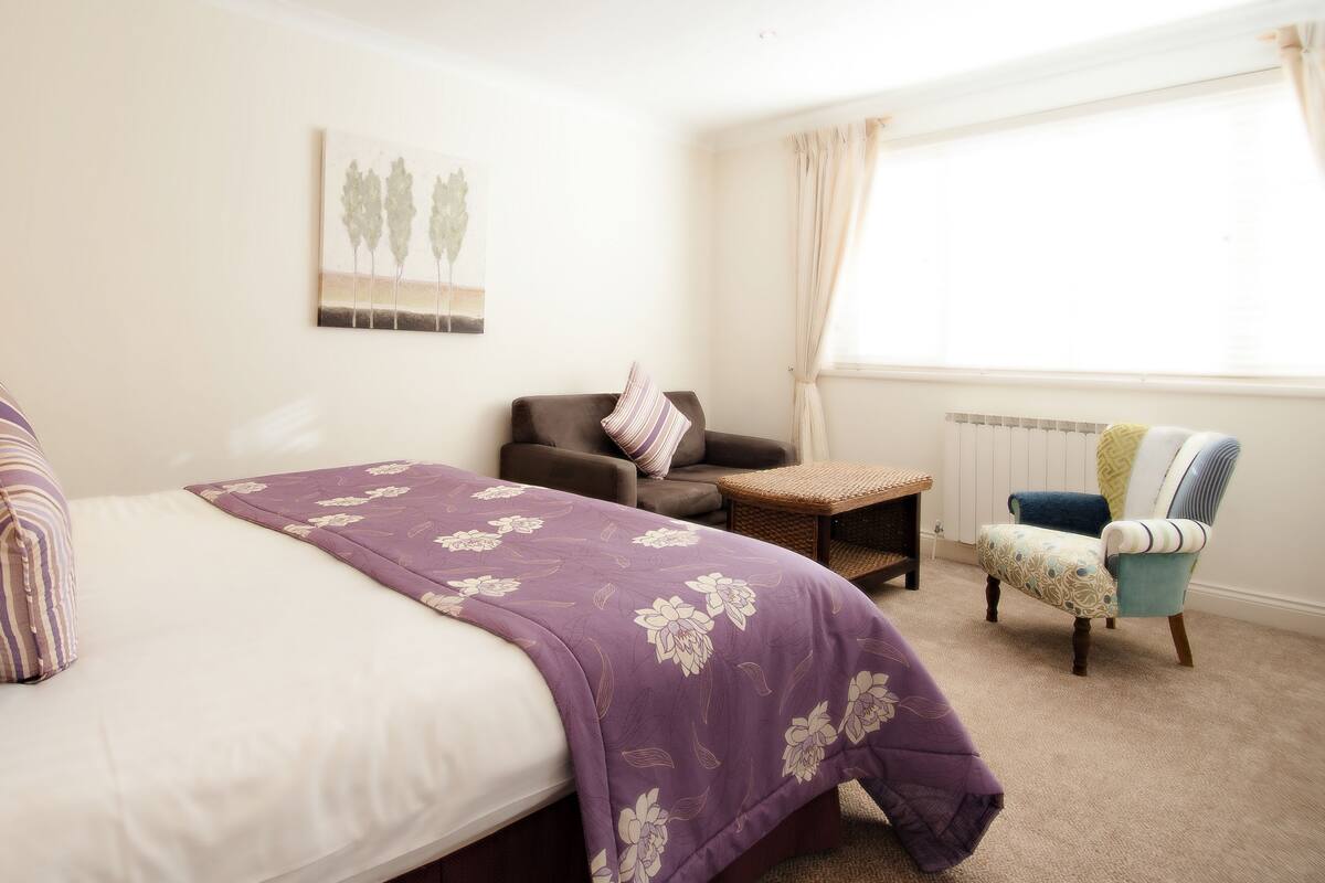 Desk, iron/ironing board (on request), WiFi (free), bed sheets