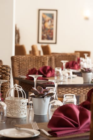 Breakfast, lunch and dinner served - The Hampshire Hotel (St. Helier)