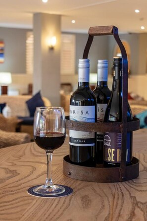 Breakfast, lunch, dinner served; international cuisine 